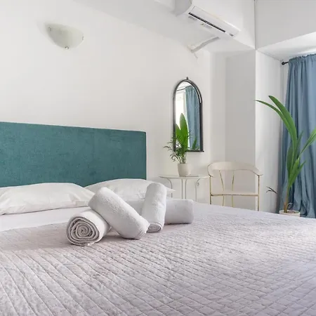 Islanders Yard Apartments *