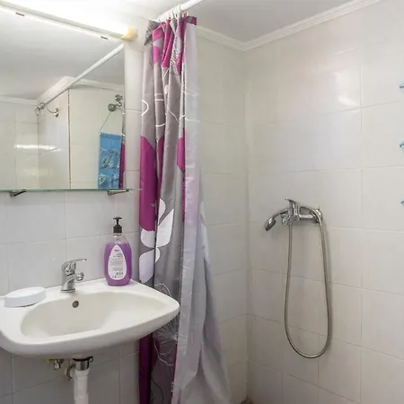 Islanders Yard Apartments * Rhodes City