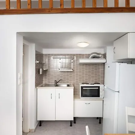 Islanders Yard Apartments *